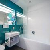 ✔️ Elegáns fürdőszoba a Yacht Hotelben Siófokon a Balatonnál